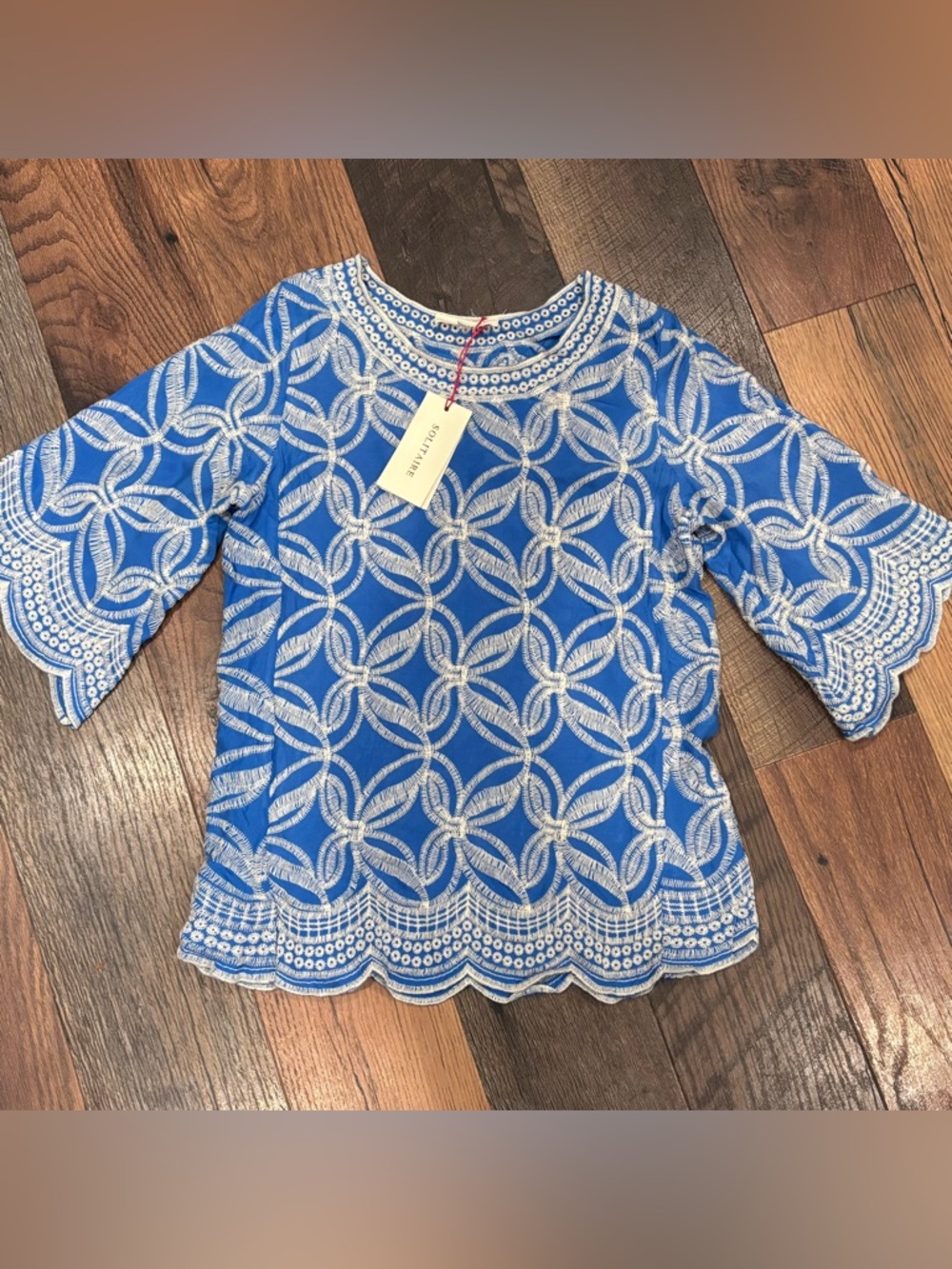Solitaire NWT Blue and White Geometric Blouse in size small